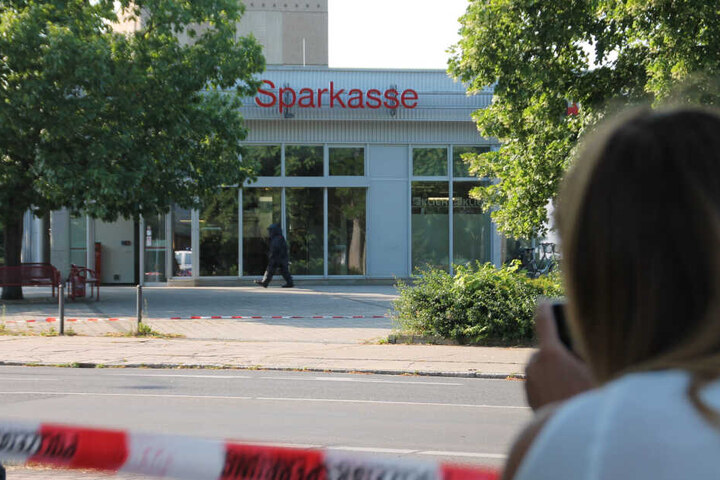 "Dies ist ein Überfall": In dieser Hoyerswerdaer Sparkasse ging der Raubzug vergangenen Juni in die Hose, weil Vicos selbstgebastelte Technik versagt hatte.