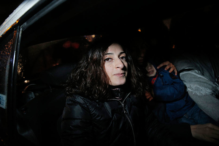 Mesale Tolu sitzt am 18.12.2017 nach ihrer Entlassung aus einer Polizeistation in Istanbul in einem Auto. Tolu ist inzwischen aus der Untersuchungshaft in der Türkei entlassen worden.