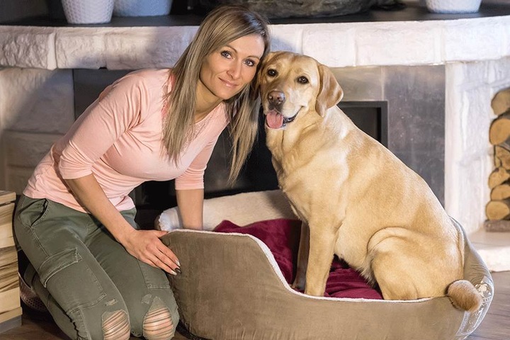Wieder wohlauf: Labrador-Hündin Luna (3) mit ihrem Frauchen Nicole Gruner (33). Die Hündin war in ein Tellereisen geraten. Ein Tierarzt musste sie versorgen.