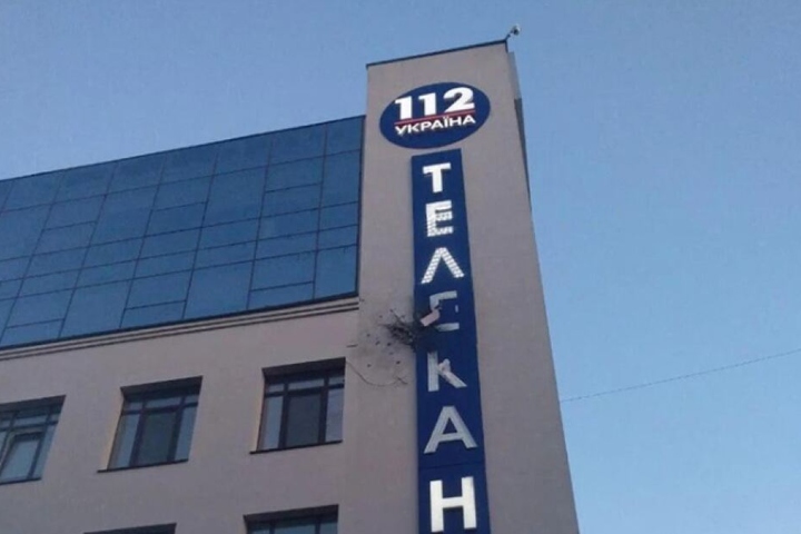 Das Fernsehgebäude mit den Einschusslöchern. Verletzt wurde niemand.