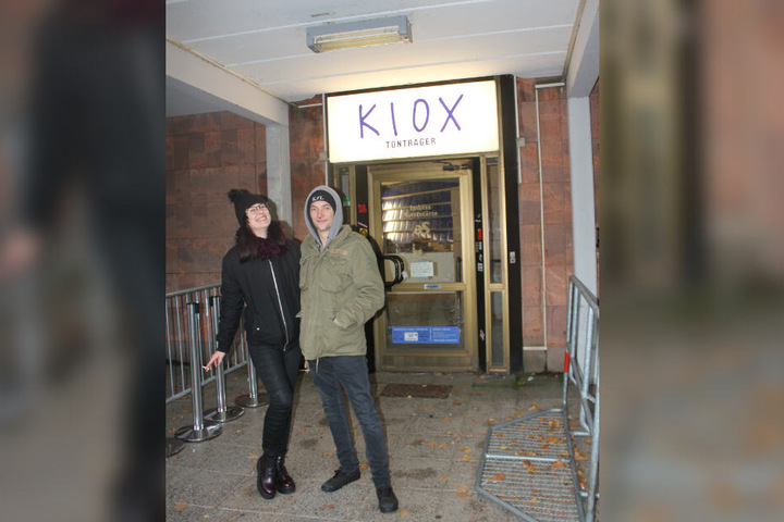 Alica (21) aus Potsdam und Paul (21) aus Zwickau waren die Ersten: Sie verbrachten die Nacht in Campingstühlen vor Kummers Laden.