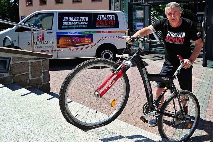 Stadthallenchef Wolfgang Dorn (56) testet höchstpersönlich eines der Treppenhindernisse auf dem 2,2-Kilometer-Rundkurs.