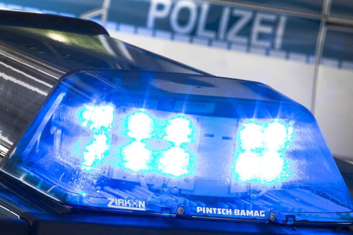 Ein Blaulicht leuchtet auf dem Dach eines Polizeiwagens. (Symbolbild)