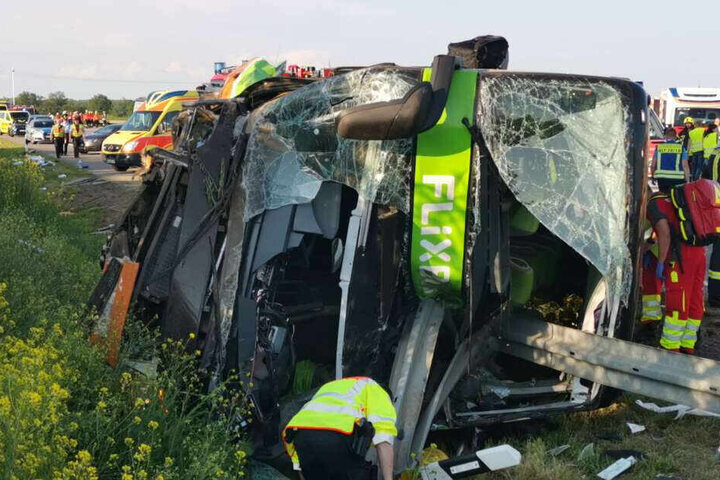 Am 19. Mai kam es zu dem schlimmen Unfall auf der A9 bei Leipzig. Eine Person verstarb, 72 Personen wurden verletzt.