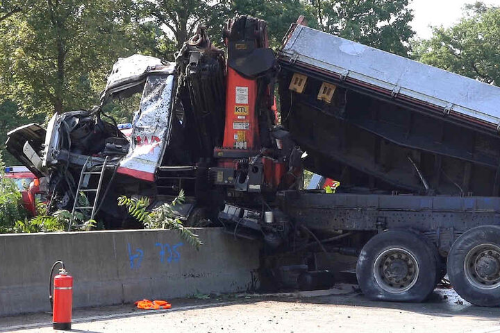 Noch ist völlig unklar, warum der Fahrer die Kontrolle über den Lastwagen verlor.