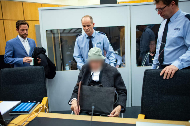 Der Mann aus Borken soll damals im Konzentrationslager Danzig hunderte Menschen ermordet haben.