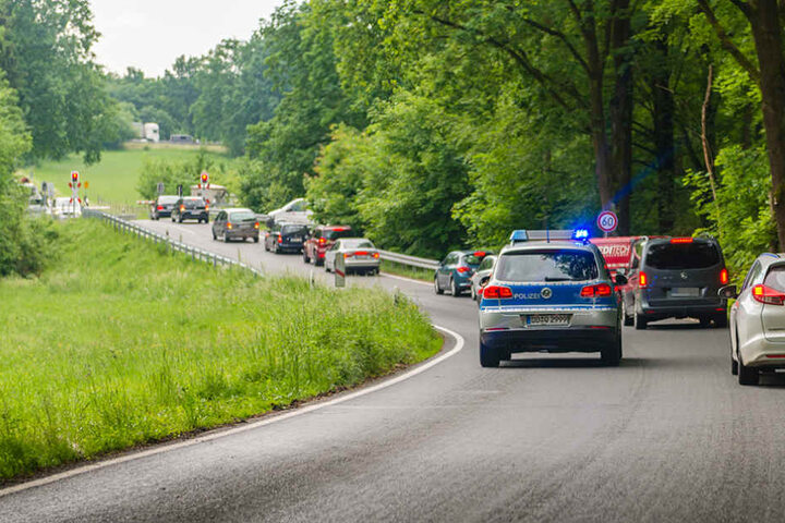 Die Polizei bahnte sich schließlich den Weg vor zu der Dauer-Schranke.