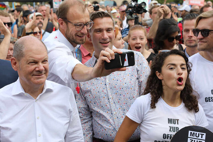 Vize-Kanzler Olaf Scholz (61,SPD, l.) und Sachsens SPD-Chef Martin Dulig (45) reihten sich in die Demo ein.