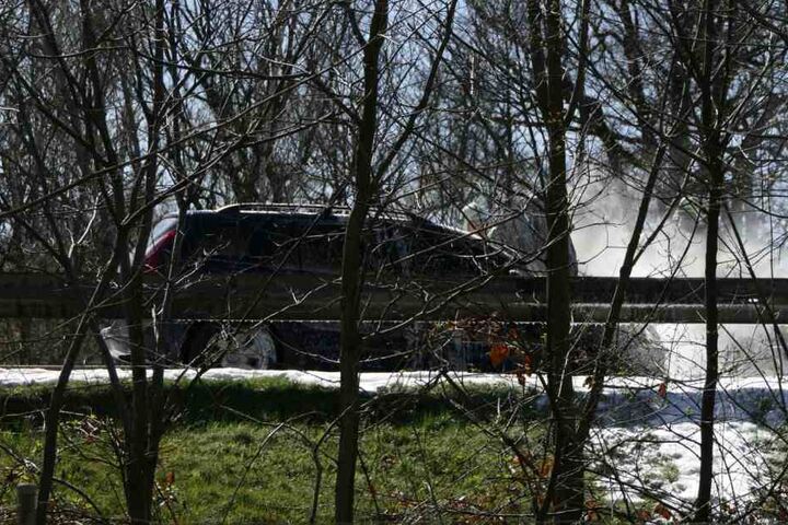 Polizei und Feuerwehr befinden sich bereits vor Ort.