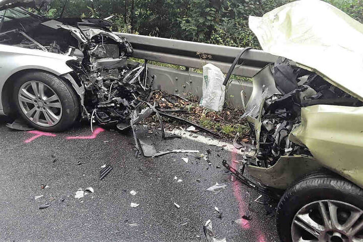 Die beiden Autos krachten frontal zusammen.