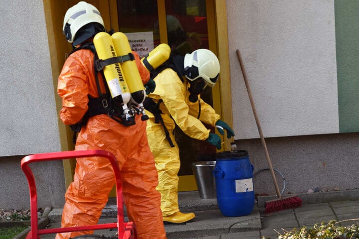 Spezialisten der Feuerwehr kümmern sich um die Beseitigung der stark übel riechenden Chemikalie.