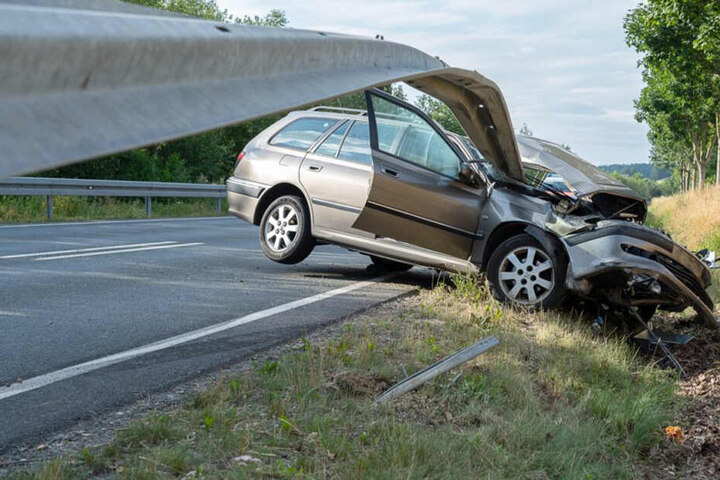 Die Leitplanke hatte sich bei dem Crash quer durch die Motorhaube gebohrt.