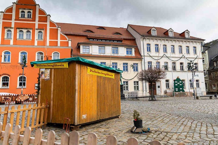Mitten auf dem Marktplatz steht nun die süße Mini-Konifere.