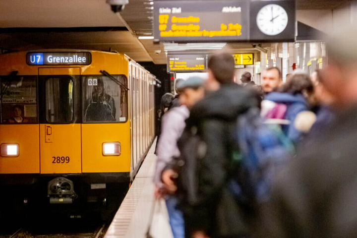 Ein Zug musste durch den Einsatz des Pfeffersprays vorzeitig geräumt werden.