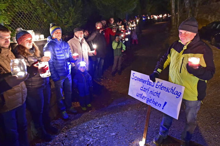 Am Montagabend zeigten viele mit einer Lichterkette ihre Zustimmung für den Erhalt des Erfenschlager Freibades.
