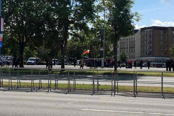Die erste Demo-Teilnehmer haben sich auf dem Johannisparkplatz versammelt.