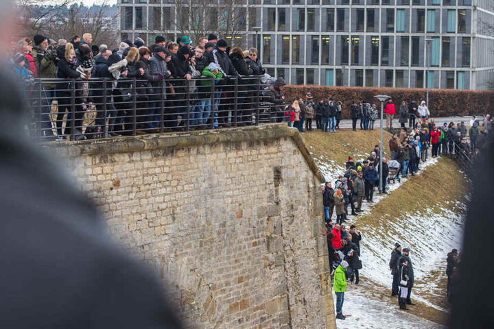 Mehrere hundert Menschen verfolgten das Spektakel.