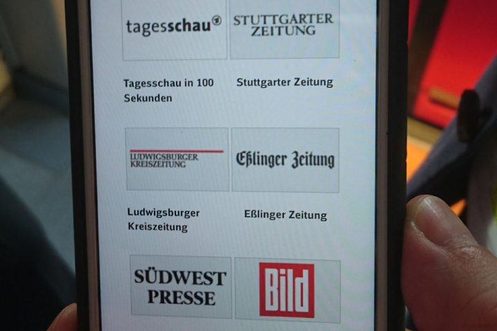 Die Bahnen bieten ein Info- und Unterhaltungsprogramm an Bord.