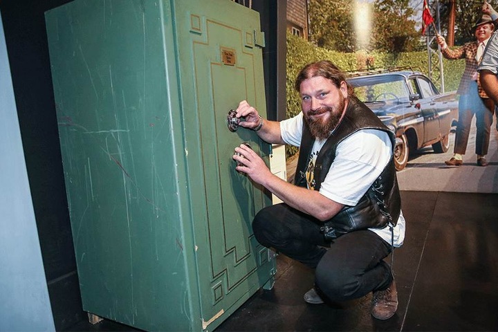 Keine Frage, das ist ein "Franz Jäger", Zielobjekt in allen Filmen. Tresorknacker Andreas Sobe (46) aus Neukirch (Oberlausitz) ist nicht nur Rocker, sondern auch echter Olsenbanden-Fan.