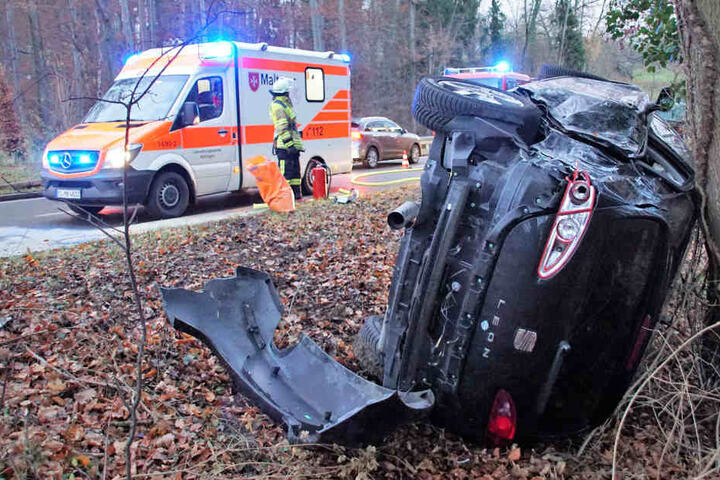 Der Seat Leon landete nach dem Unfall auf der Seite an einem Baum.