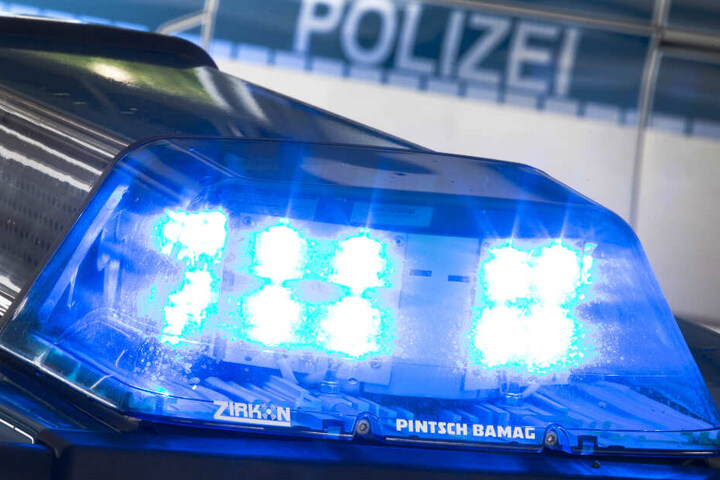 Das Blaulicht eines Polizeiwagens ist eingeschaltet und leuchtet. (Symbolbild)