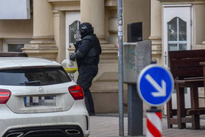 Die Polizei hat vermeintlich explosive Stoffe sichergestellt.