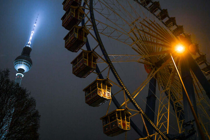 Ab Montag dreht sich das Riesenrad am Fuße des Fernsehturms vor dem Roten Rathaus.