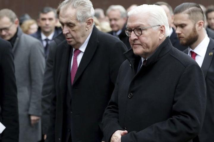 Milos Zeman (l.), Präsident von Tschechien, und Bundespräsident Frank-Walter Steinmeier nehmen an einer Gedenkveranstaltung der Stiftung Berliner Mauer an der Bernauer Straße teil.