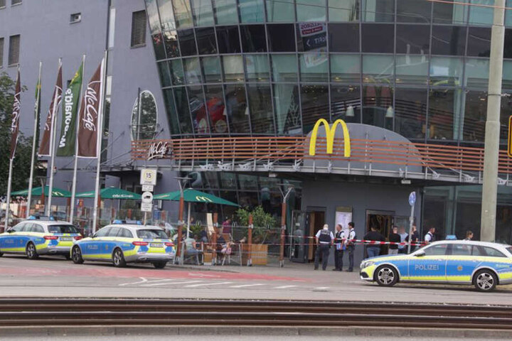 Mehrere Streifenwagen waren vor Ort.