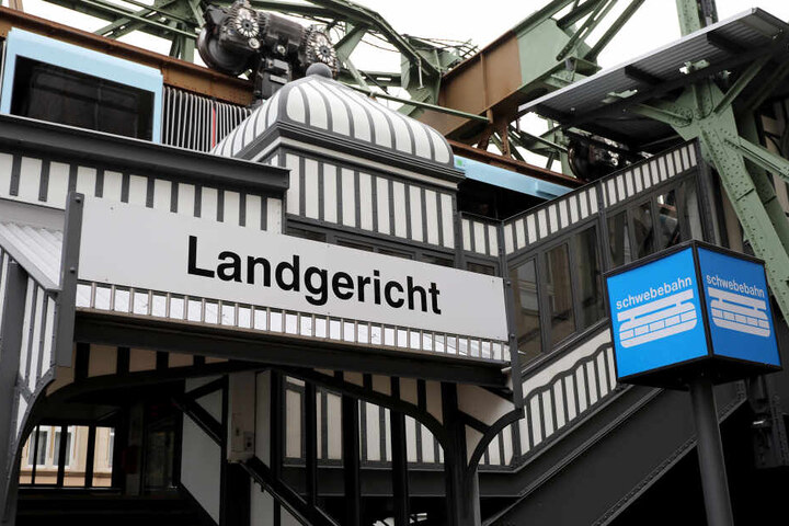 Das Landgericht in Wuppertal sprach den 22-Jährigen am Montag wegen Freiheitsberaubung und versuchter Entziehung Minderjähriger schuldig.