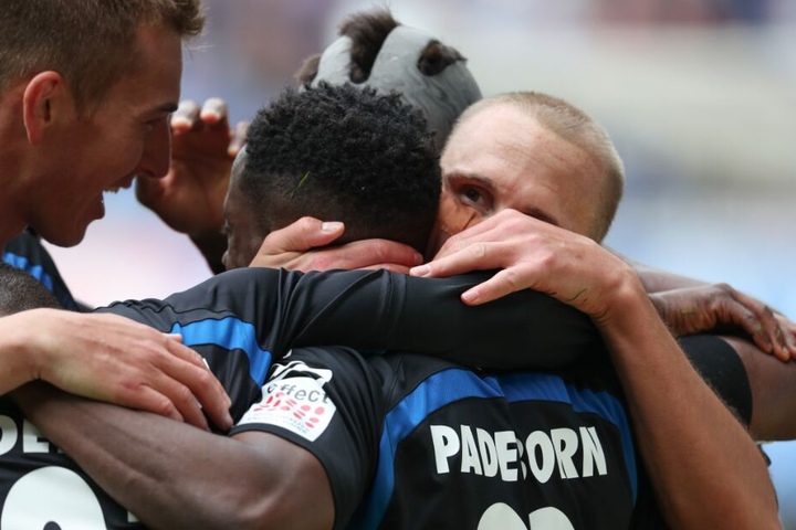 Paderborns Torschütze Christopher Antwi-Adjej (M) feiert seinen Treffer gegen den HSV mit Philipp Klement (l) und Sven Michel (r).