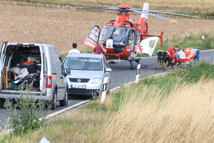 Ein verletzter Motorradfahrer musste mit einem Hubschrauber in eine Klinik gebracht werden.