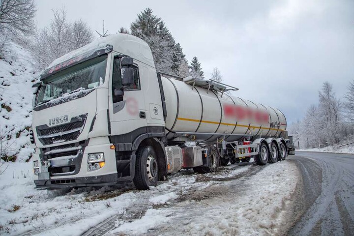 Auf der S258 am Abzweig Elterlein rutschte ein LKW in den Straßengraben.