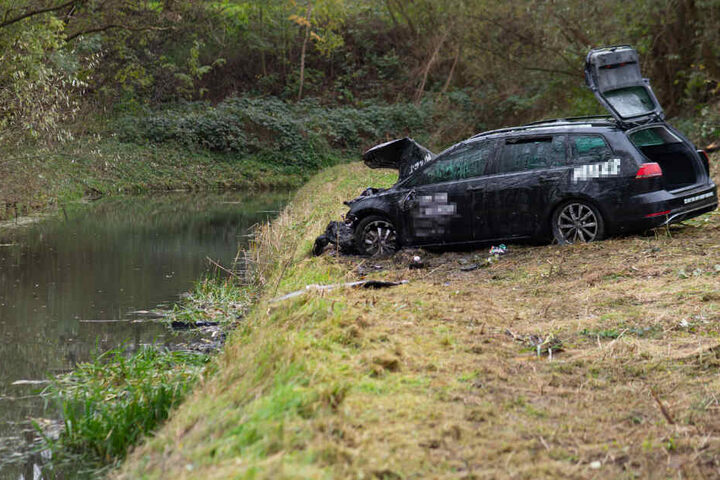 Die Fahrer waren anscheinend zu schnell unterwegs und rasten daher in das Regenwasserbecken.