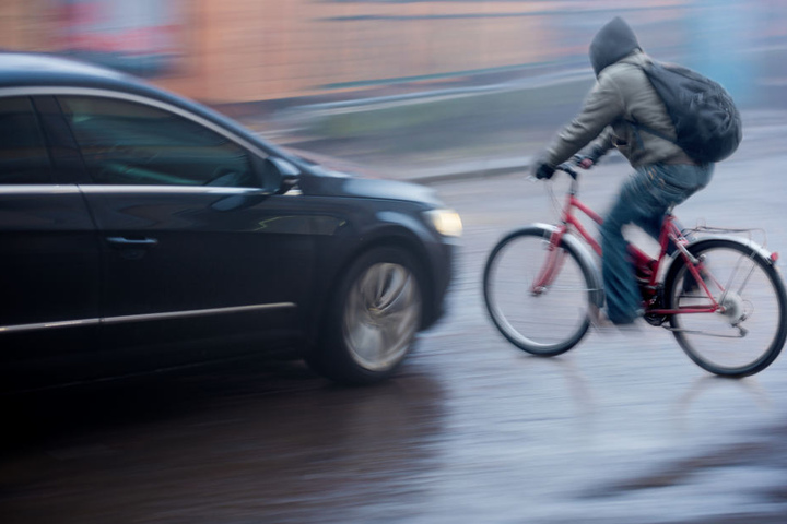 Radfahrer wurde von dem Mercedes erwischt und tödlich verletzt. (Symbolbild)