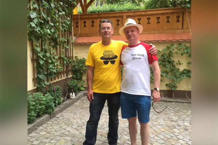 Unter anderem wegen dieses T-Shirts mit der Aufschrift "Kraft durch Freunde" geriet der Satiriker zunehmend in die Kritik.