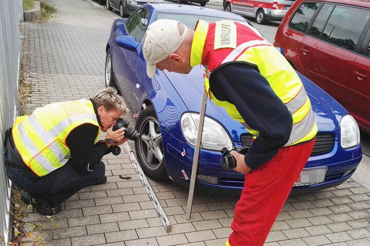 Ersten Informationen nach hat die Autofahrerin eventuell den Radfahrer beim Abbiegen übersehen.
