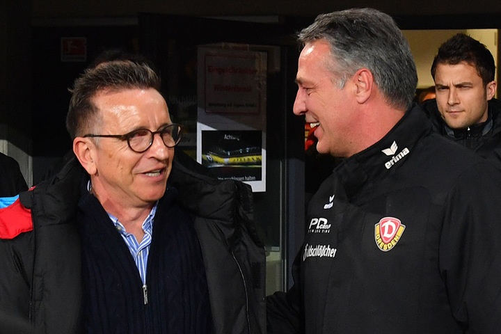 Dynamo-Coach Uwe Neuhaus (r.) mit seinem Lauterer Kollegen Norbert Meier. Die Gefühlslage beider war nach dem 3:3 sehr unterschiedlich.