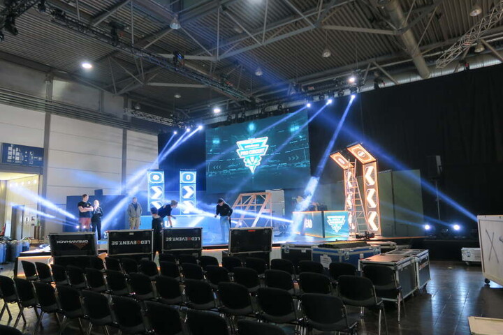 Auf der großen Bühne am Eingang wird über das gesamte Wochenende die Rocket-League-Turnierreihe "Dreamhack Pro Circuit" ausgetragen.