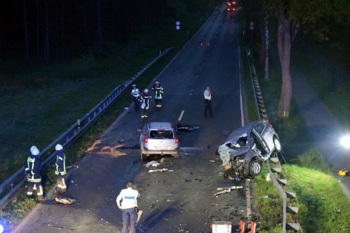Der zweite Wagen wurde durch die Wucht des Zusammenpralls auf die Leitplanke geschleudert.