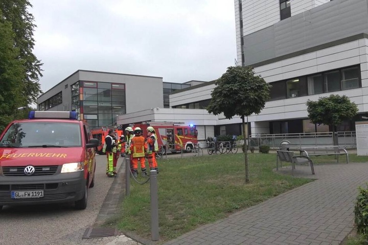 Die Feuerwehr im Einsatz am Krankenhaus.