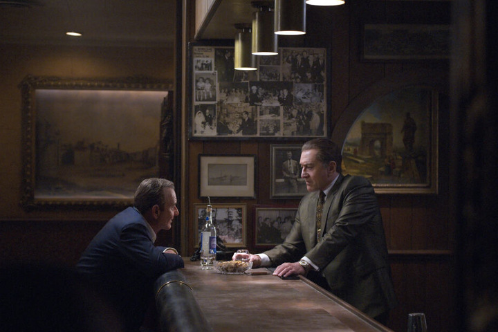 Der Film "The Irishman" dreht sich um den Mafioso Frank Sheeran (†83), gespielt von Robert De Niro (76, r.).