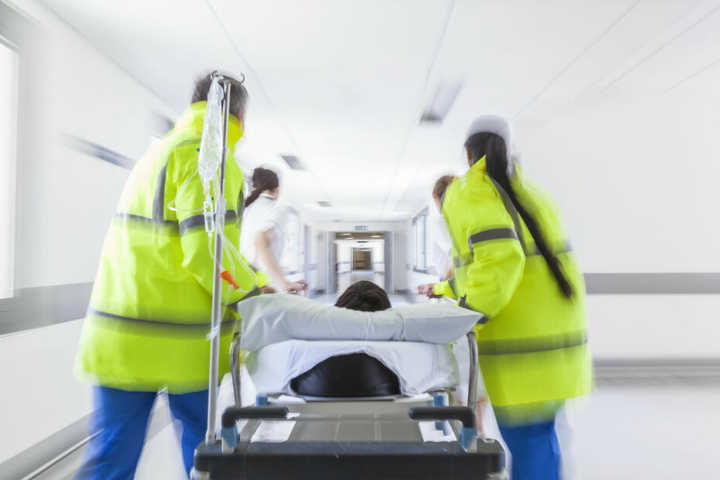 Der Mann kam mit schweren Verletzungen in ein Krankenhaus. (Symbolbild)