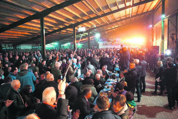 Die Halle war damals bis zum letztem Platz gefüllt.