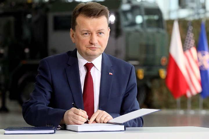 Mariusz Blaszczak, Verteidigungsminister von Polen, unterzeichnet den Kaufvertrag für eine Lieferung von zwei Boden-Luft-Raketensystemen vom Typ "Patriot" aus den USA.