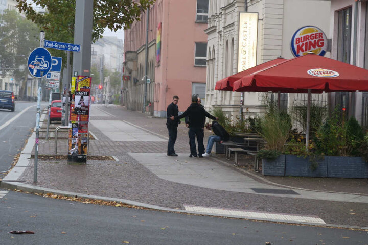 Beamte im Gespräch mit den mutmaßlichen Angreifern. Einer der Männer erlitt während der Auseinandersetzung Verletzungen im Gesicht.