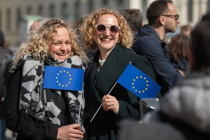 Zwei Frauen lassen sich mit Europafähnchen fotografieren, während sie an einer Demonstration des Bundesverbands Europa-Union Deutschland e.V. (EUD) teilnehmen.