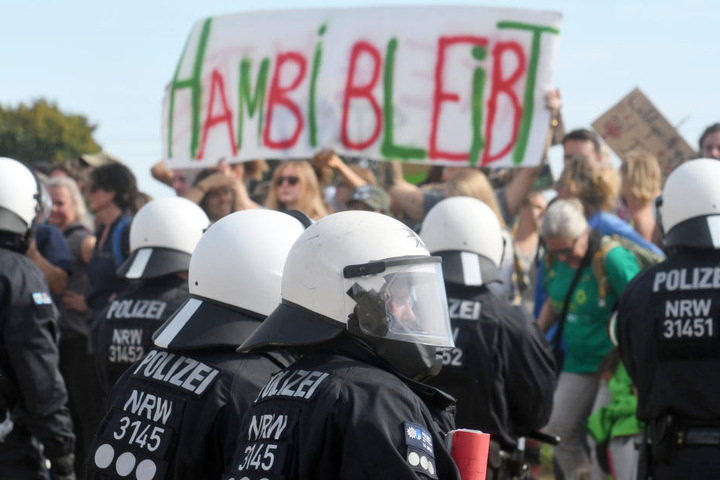 Die Polizei sicherte die Demo am Hambacher Forst ab.