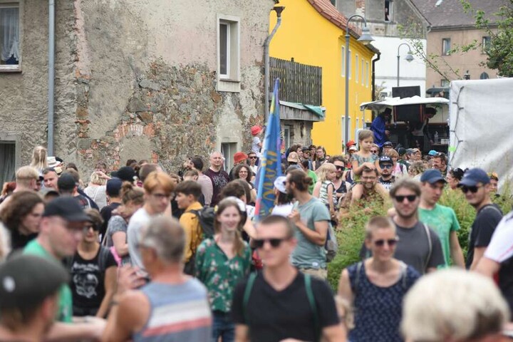 An den bunten Protesten gegen das Nazifestival beteiligten sich über 2000 Besucher.