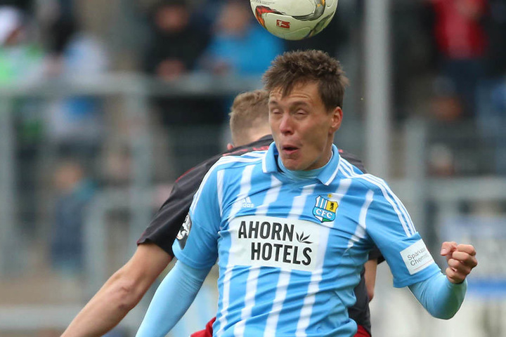 In der 3. Liga spielte Alexander Bittroff zu Saisonbeginn als
Rechtsverteidiger. Im Pokal gegen Lok Zwickau durfte er erstmals wieder als
Linksverteidiger ran, hier beim Kopfballduell mit Michael Blechschmidt.